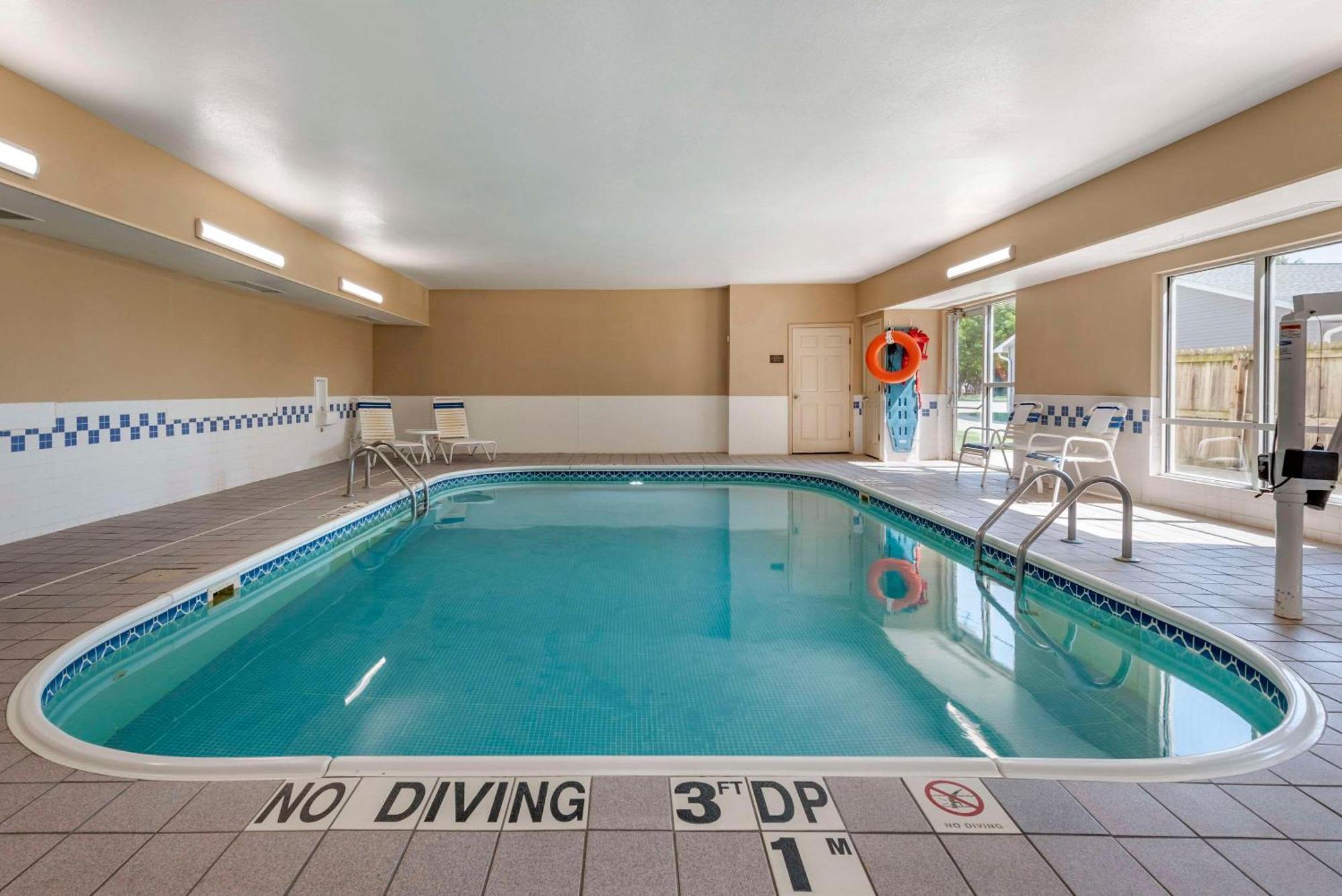 Comfort Suites Terre Haute University Area Экстерьер фото